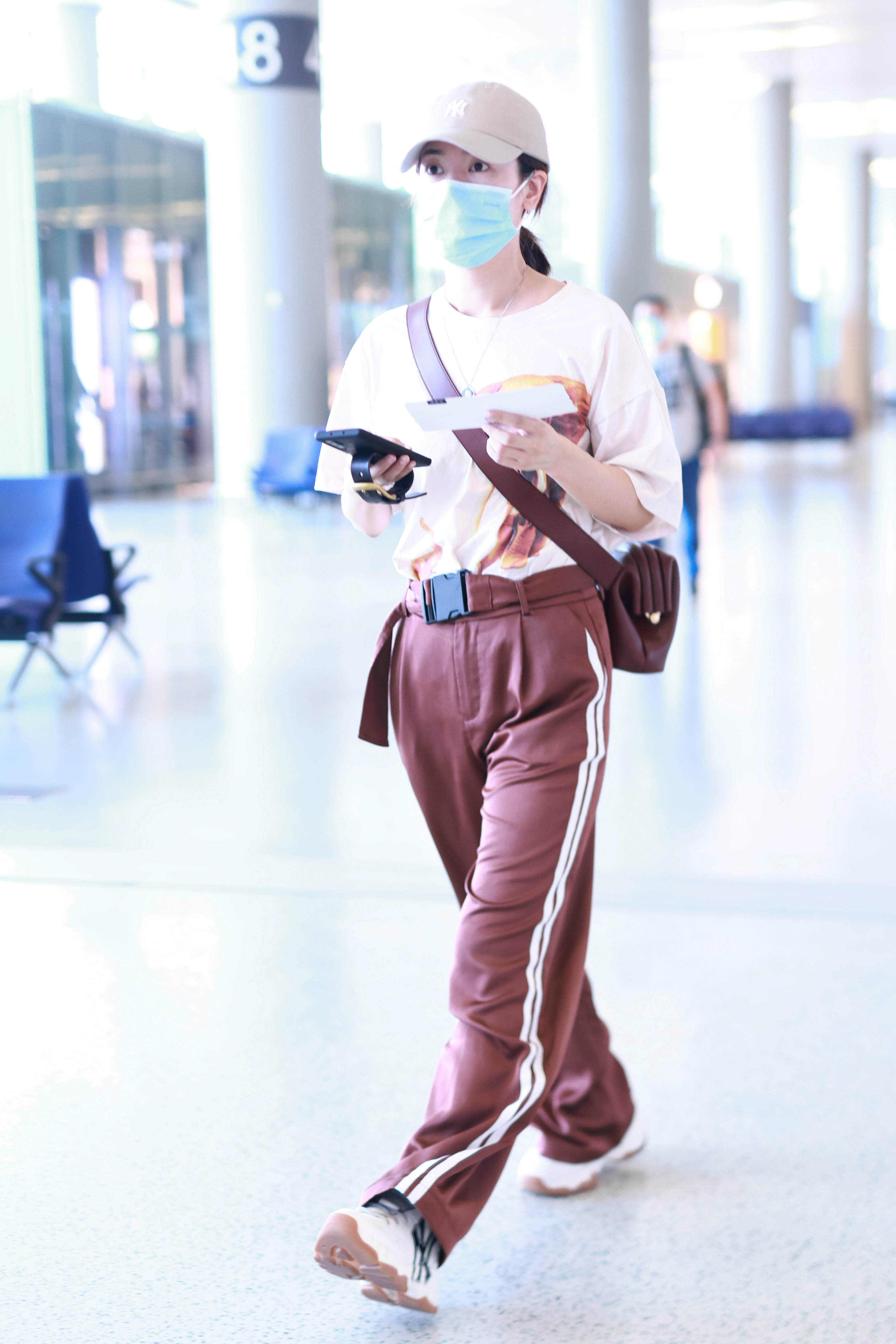 李晟辟谣与李佳航离婚后首现身眼神平静懒理风波