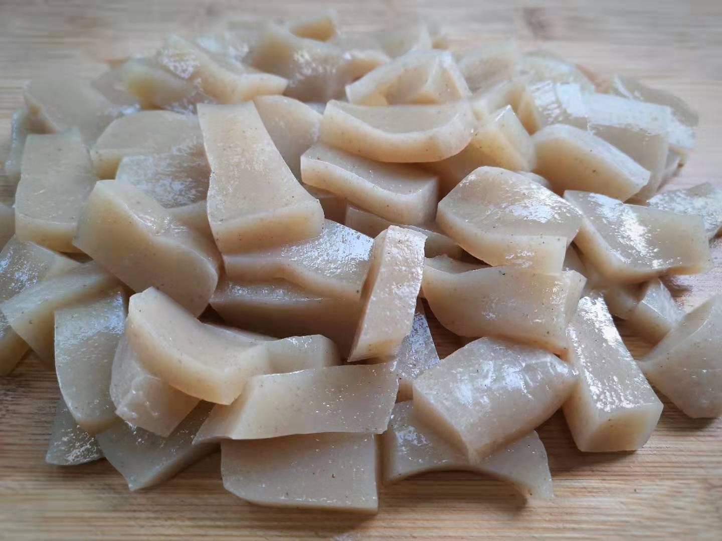 3,锅加水烧开,放少许的盐,然后把魔芋片放到水中煮5分钟捞出来,过一遍