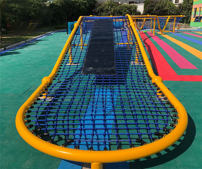 儿童爬网1,协调能力几岁的儿童通常都喜欢跑跳攀爬,这是天性使然,而游