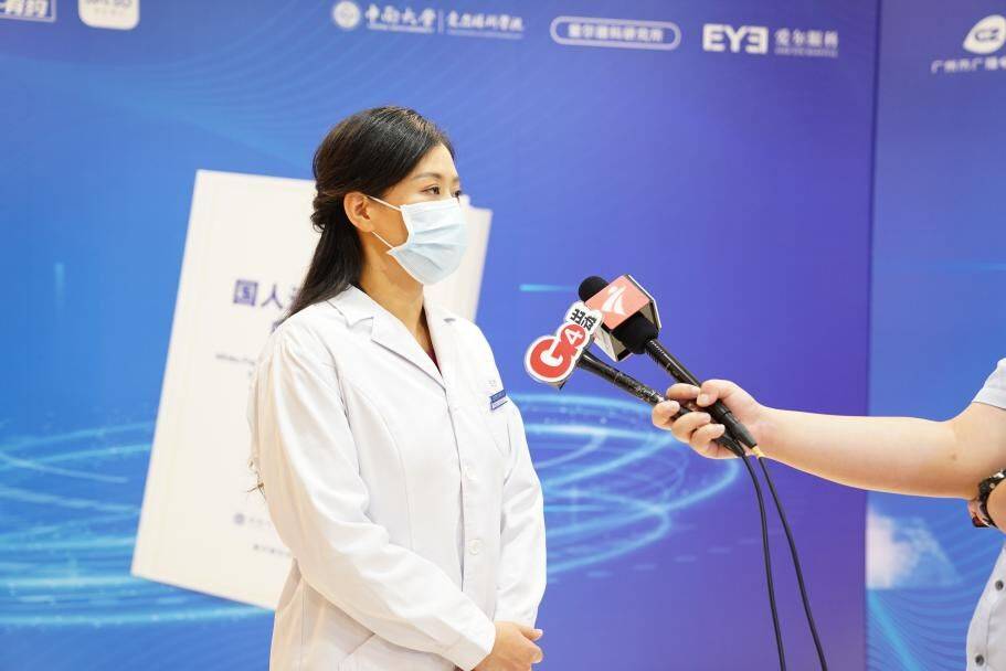 活动现场,熊露主任对学生们暑期摘镜提出建议