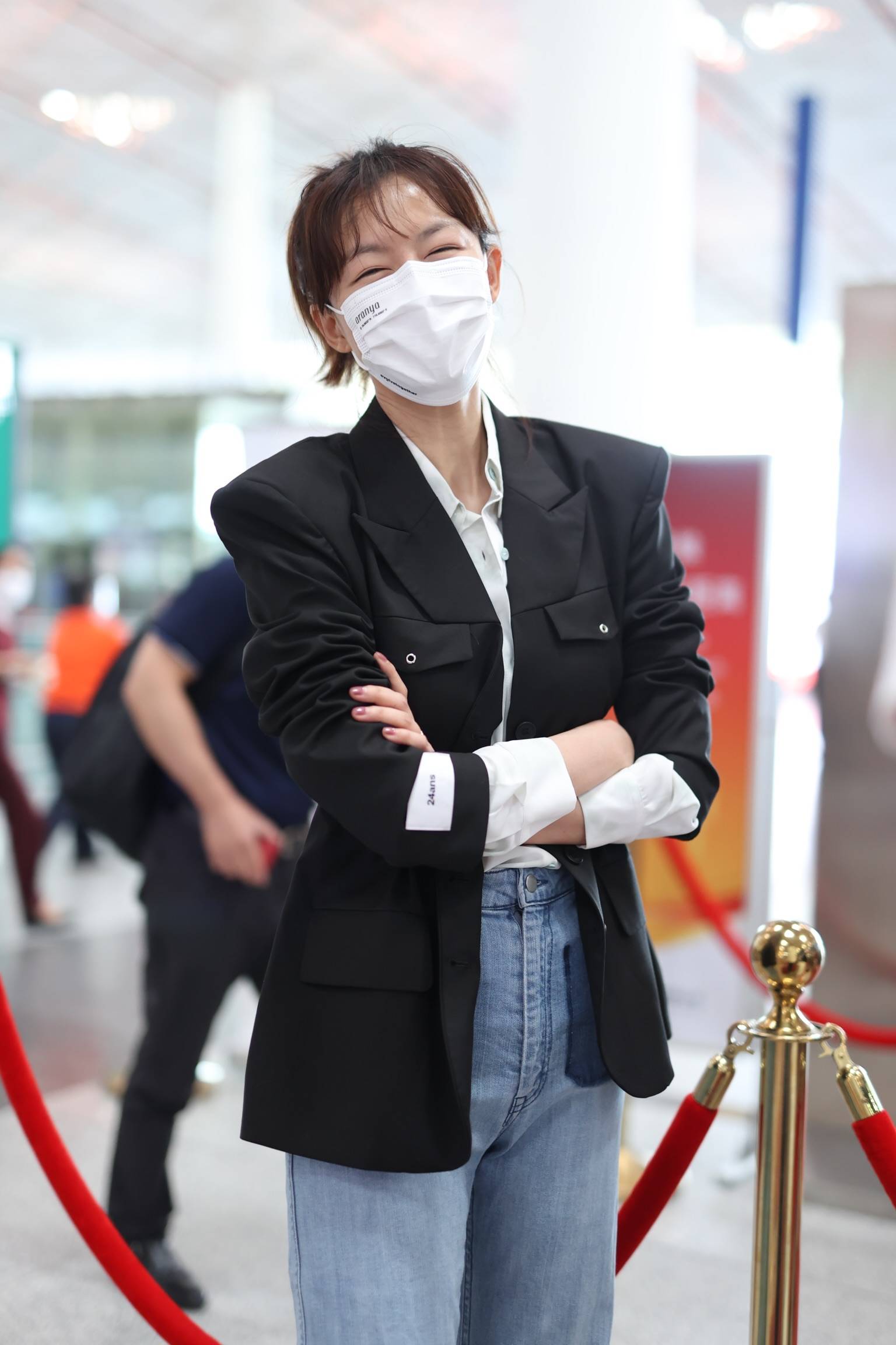 李艾高腰裤秀无敌长腿 和老公黑白配甜蜜牵手