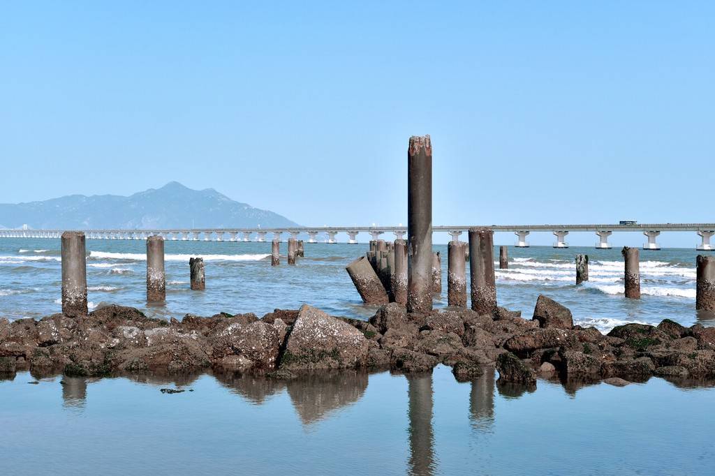 广东汕头澄海区南澳大桥海边沙滩风景如画