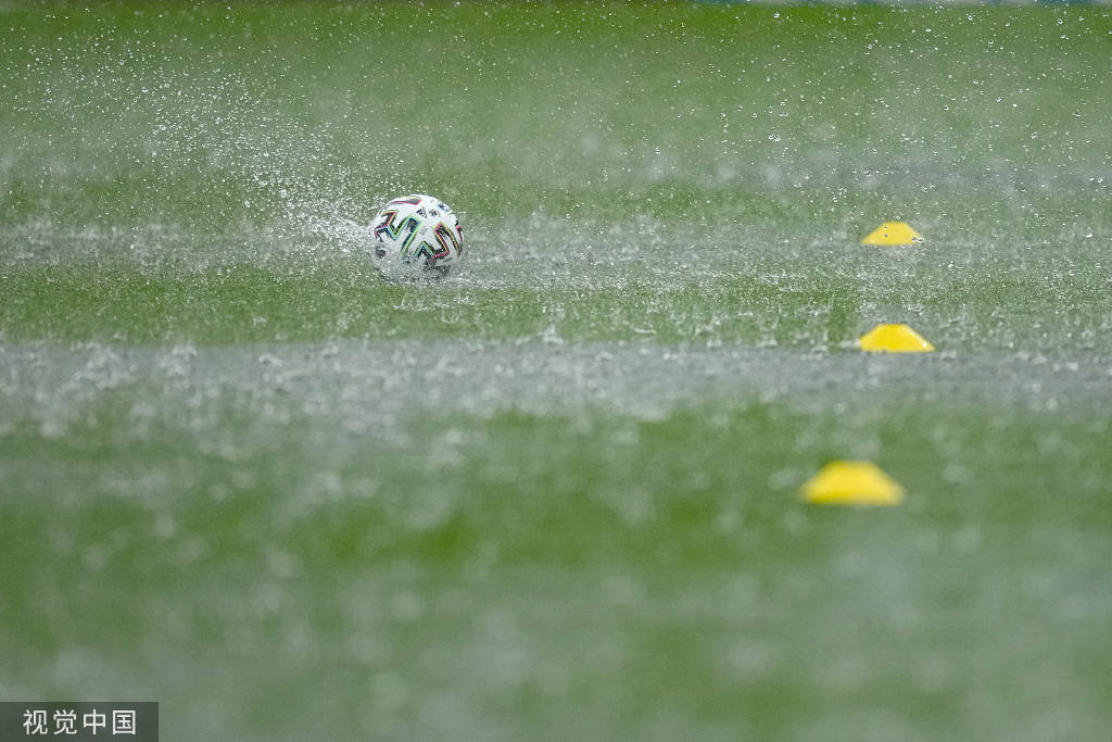 高清圖:奧地利比賽地傾盆大雨 球員場中