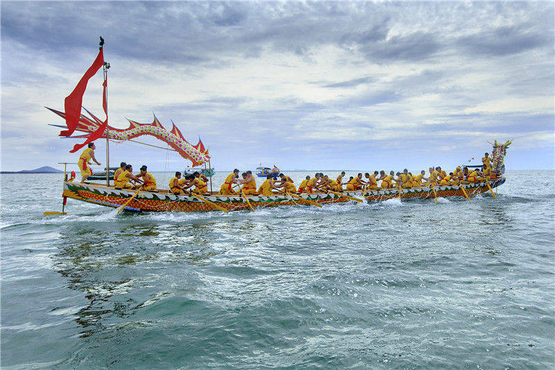 龙舟竞渡迎端午