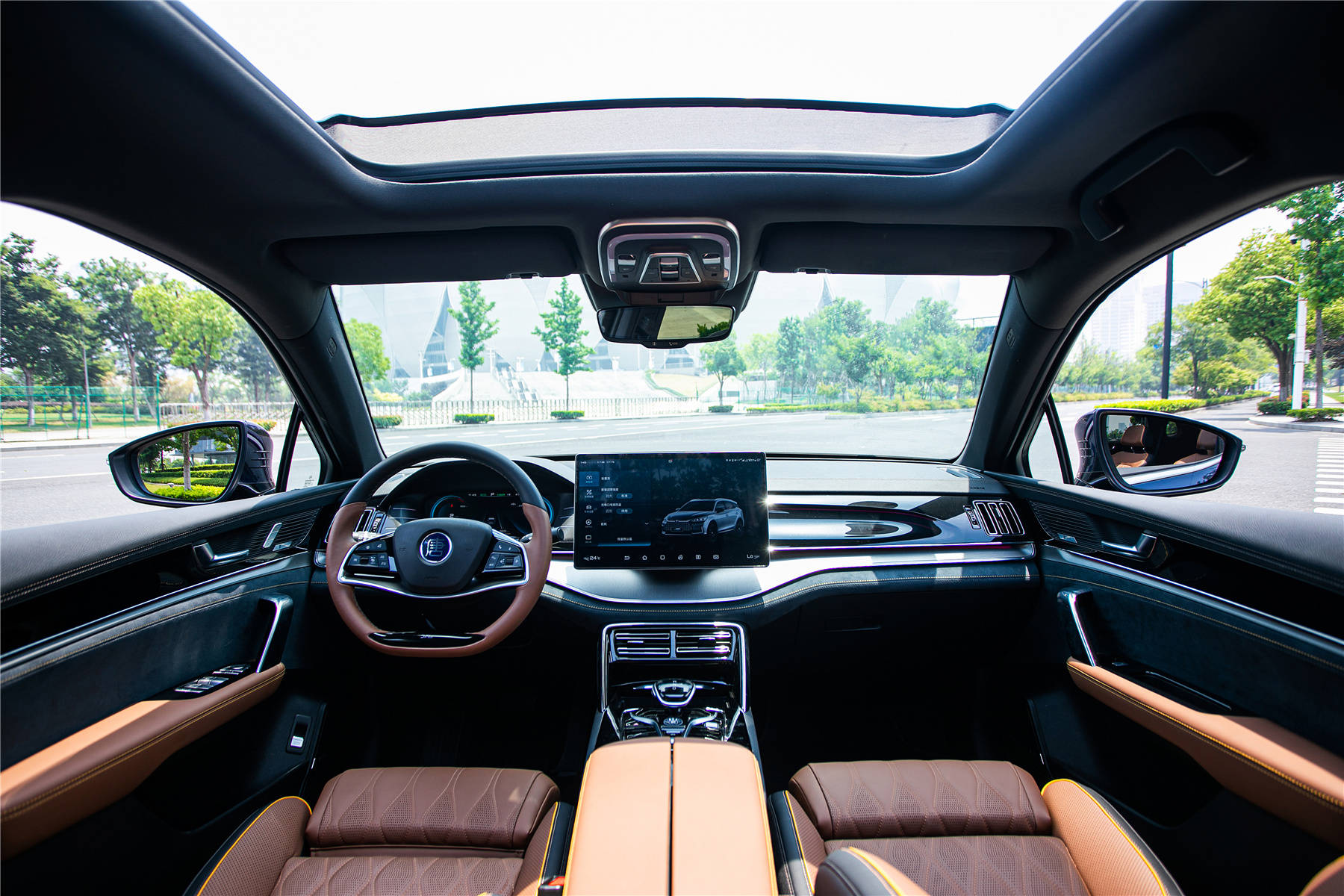 有别于外观,2021款唐ev内饰全面焕新,采用s级环抱式豪华智能旗舰座舱