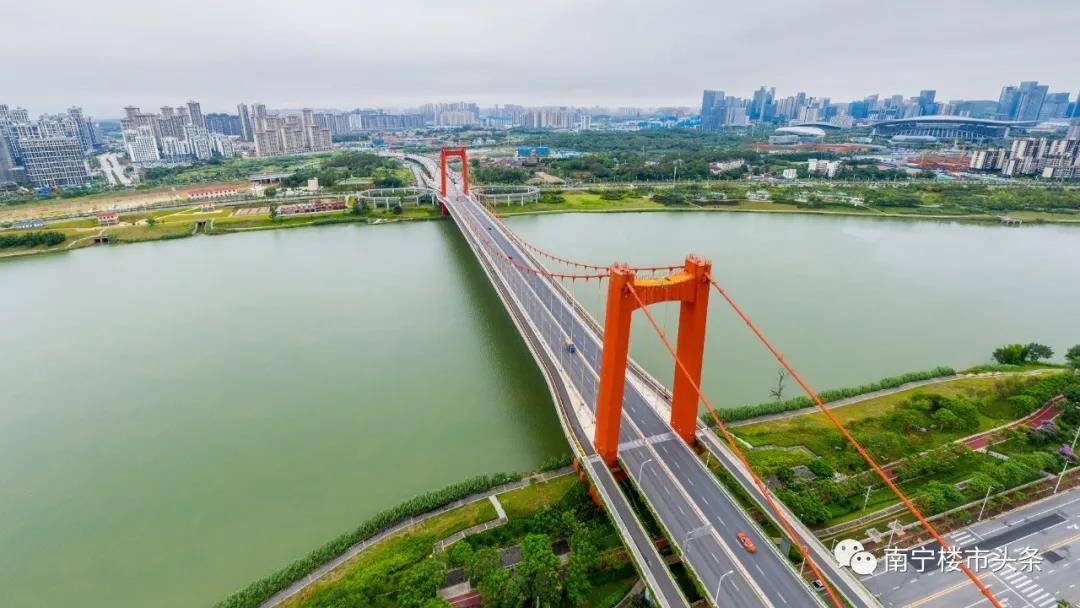 良庆大桥南迎来地铁4号线西段通车,沿线邕江滨江公园全部呈现,在建的