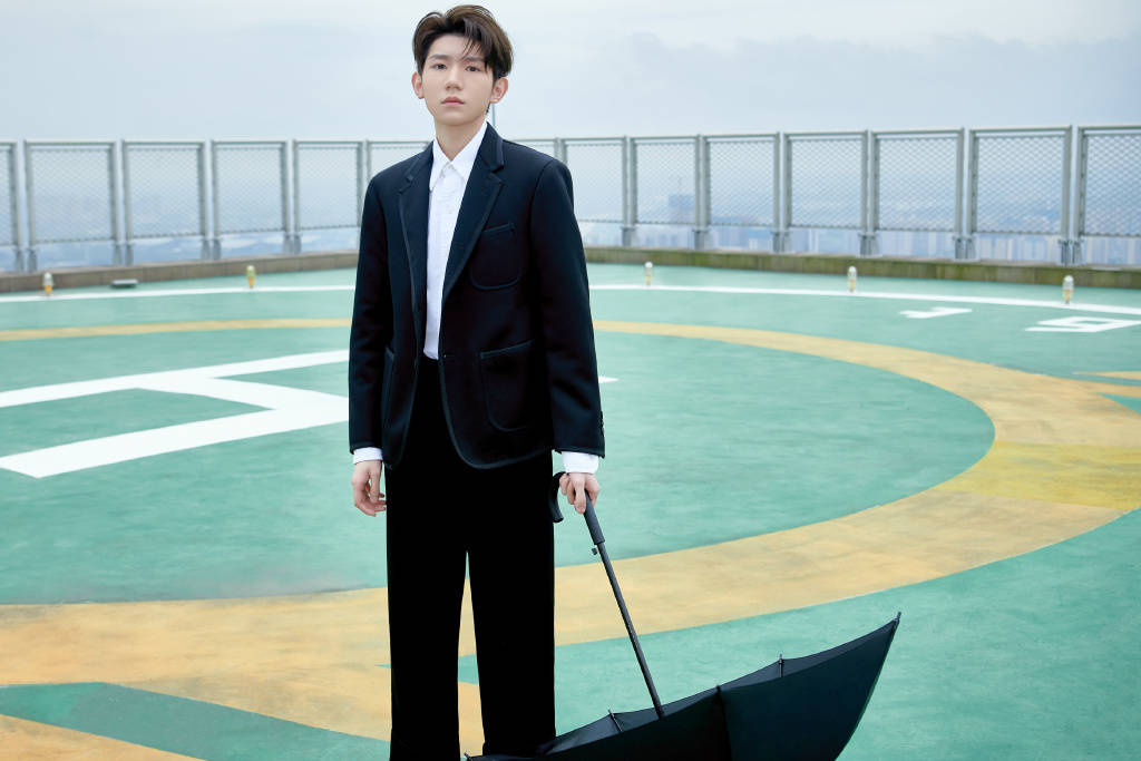 王源身穿正装绅士帅气,天台撑伞氛围感拉满,是贵气的王子风范!