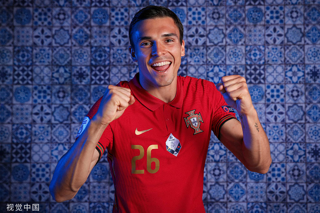 高清图葡萄牙官方写真发布c罗振臂高呼精力充沛