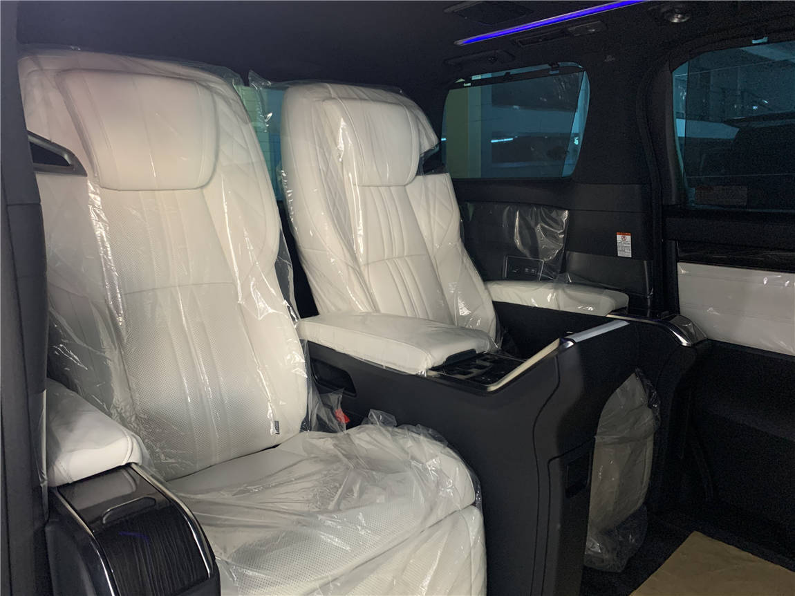 车辆型号:lm300h 四座御世版,颜色内饰:黑外/米内,引擎参数:2.