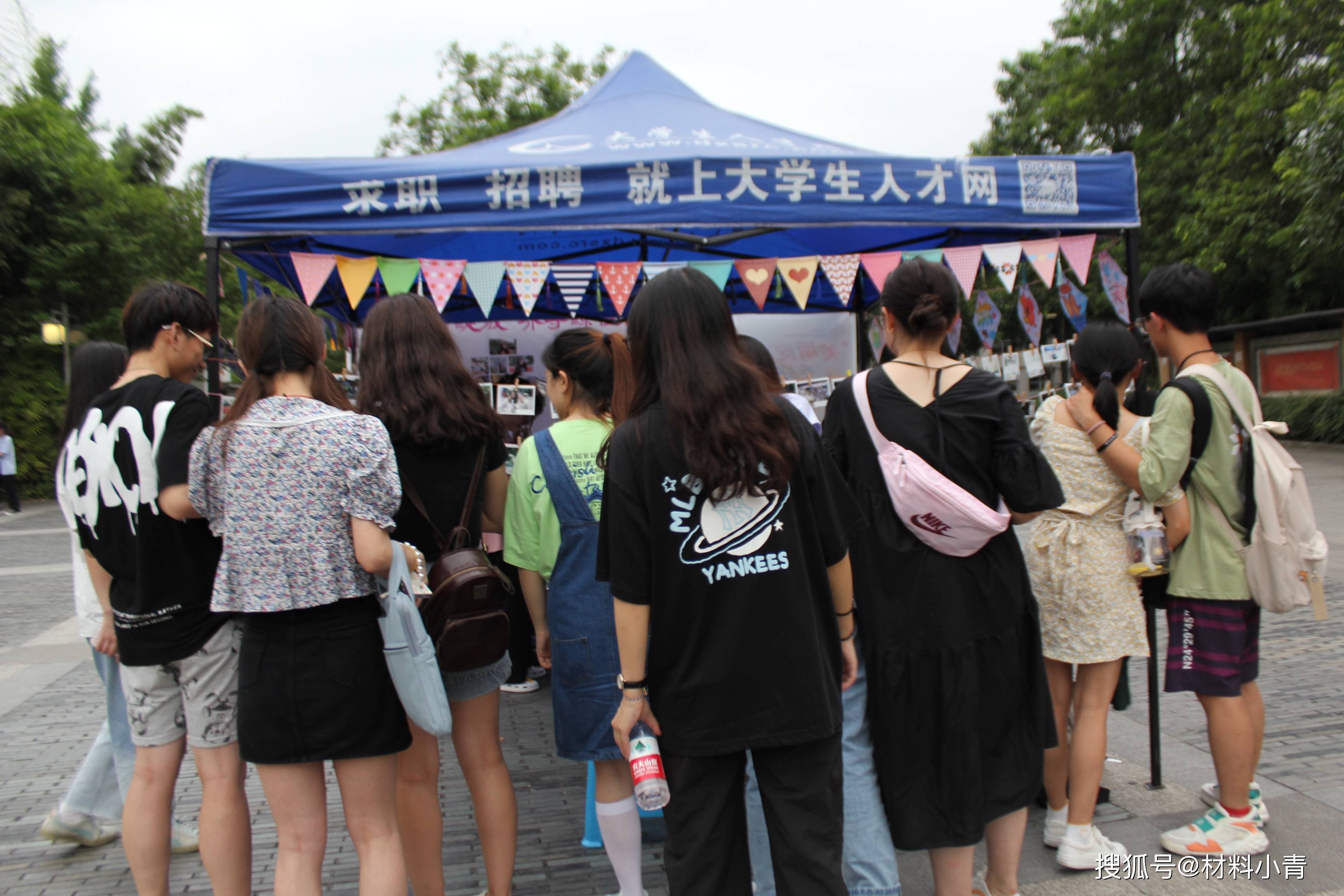 前来参加活动的同学都将自己最美的笑容展现在相机下,保留在照片墙上