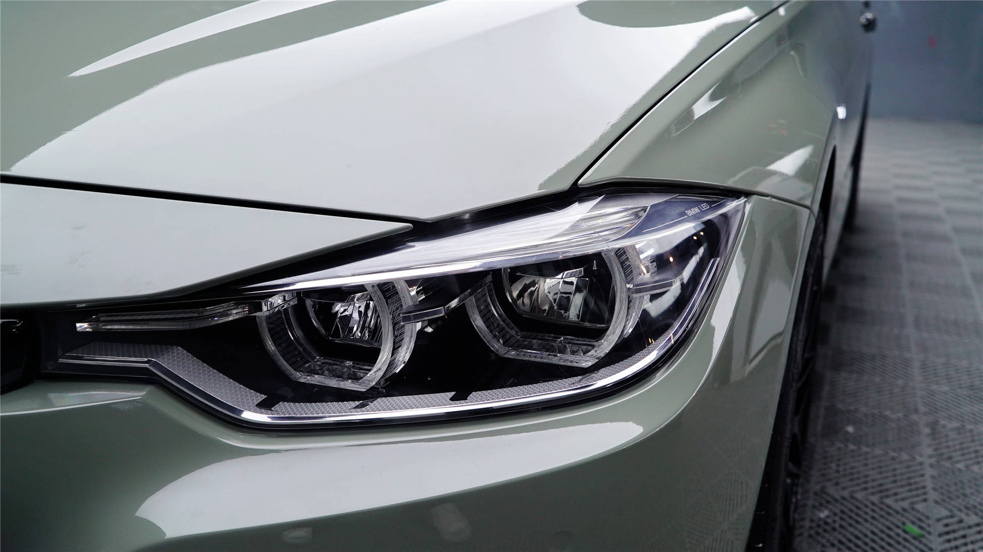 宝马325li水晶装甲绿车身改色