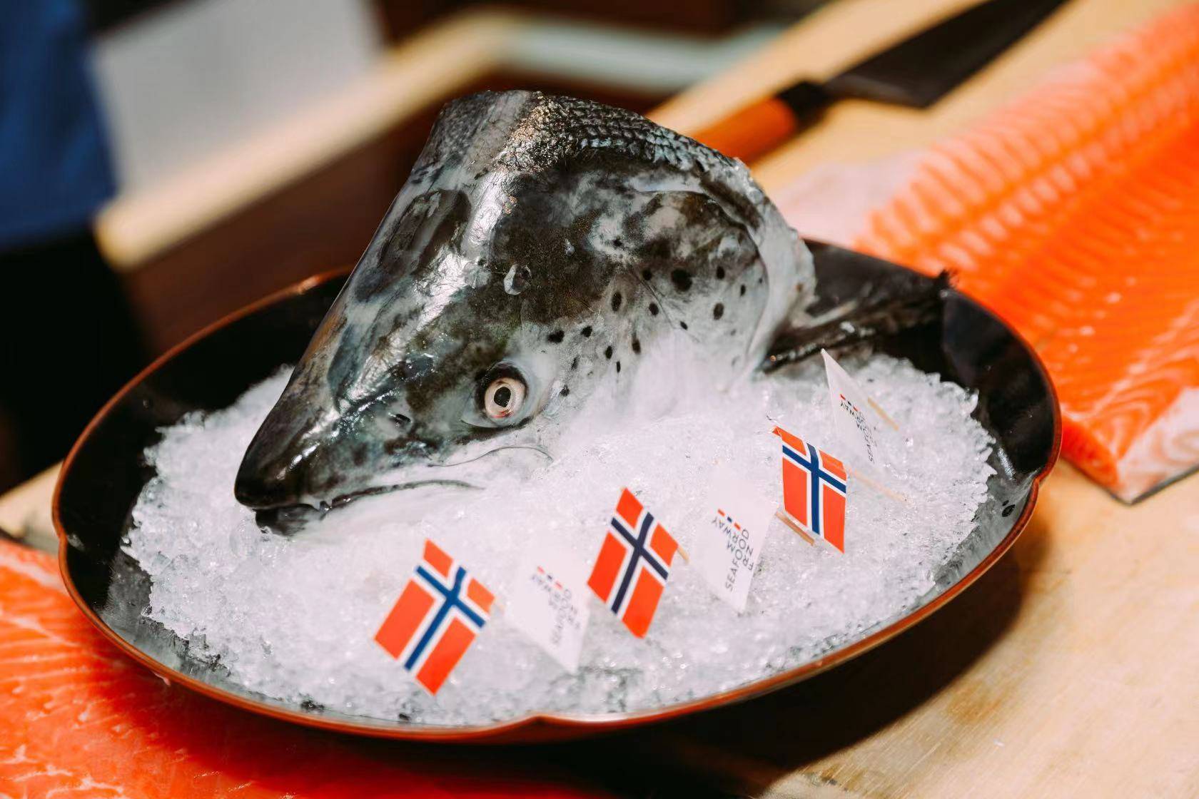 挪威海产品牌norwayinabox首次在沪举行三文鱼解体秀