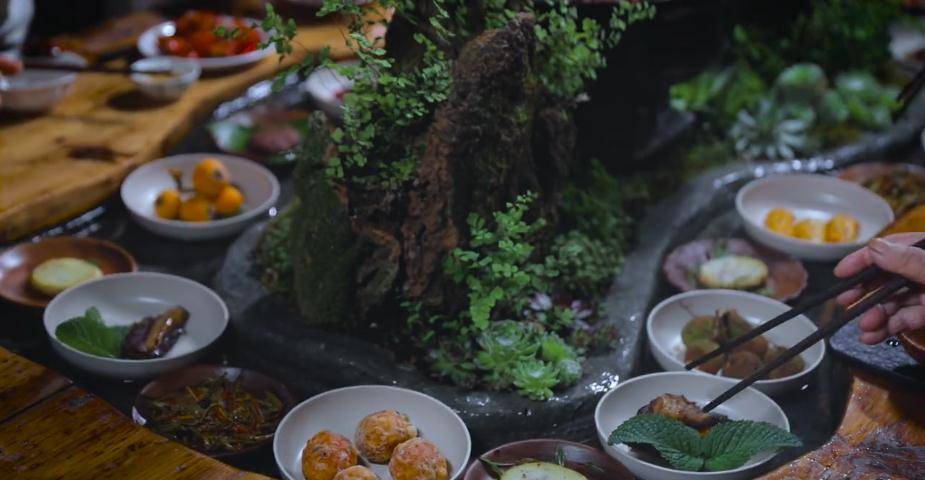 李子柒自制餐桌晒茶宴引来4000万人次观看网友桌子比菜养眼