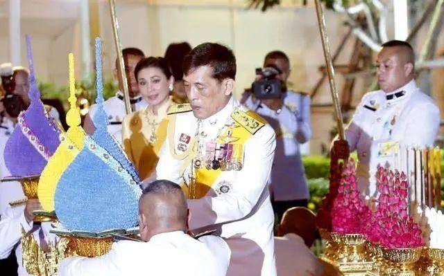 泰国国王和王后又跑路,穿"露脐"小背心还配低腰裤,真是太奇葩