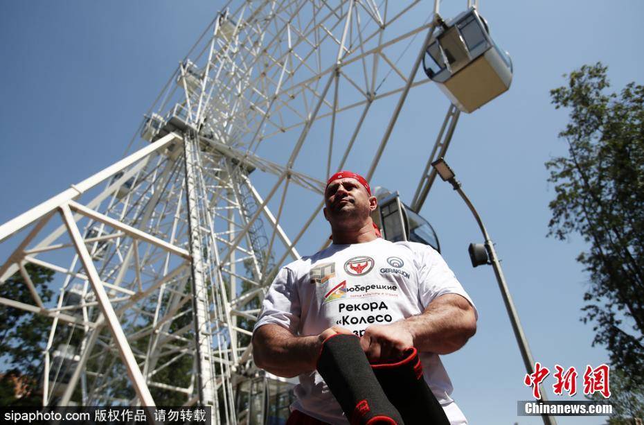 俄罗斯大力士绑绳索拖动110吨重摩天轮创世界纪录