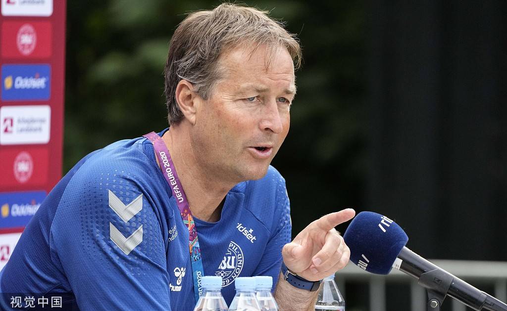 高清图:丹麦备战 主帅尤尔曼德同球员接受采访