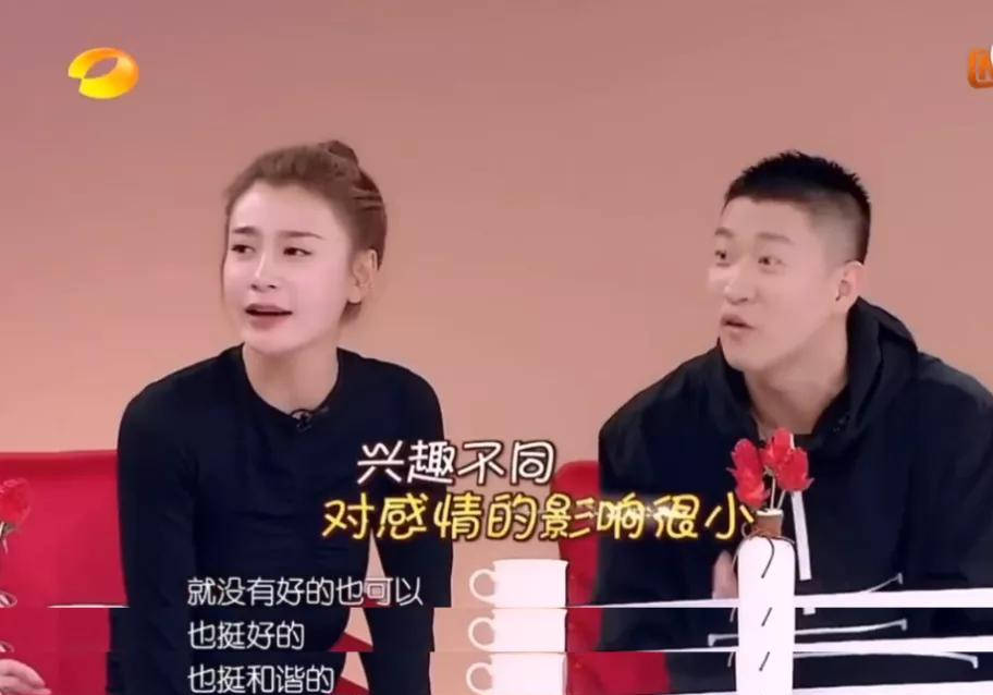 相声馆赔钱到倒闭,直播卖酒满屏尴尬,事业不行他投身爱情?