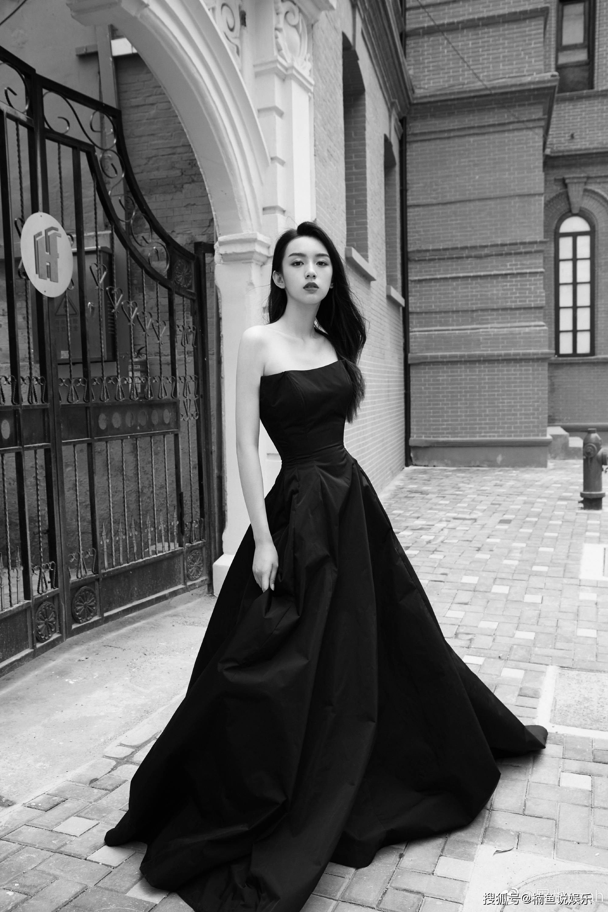 一条黑色的晚礼服特意做了一字肩设计尽显周也完美的肩颈线也展现