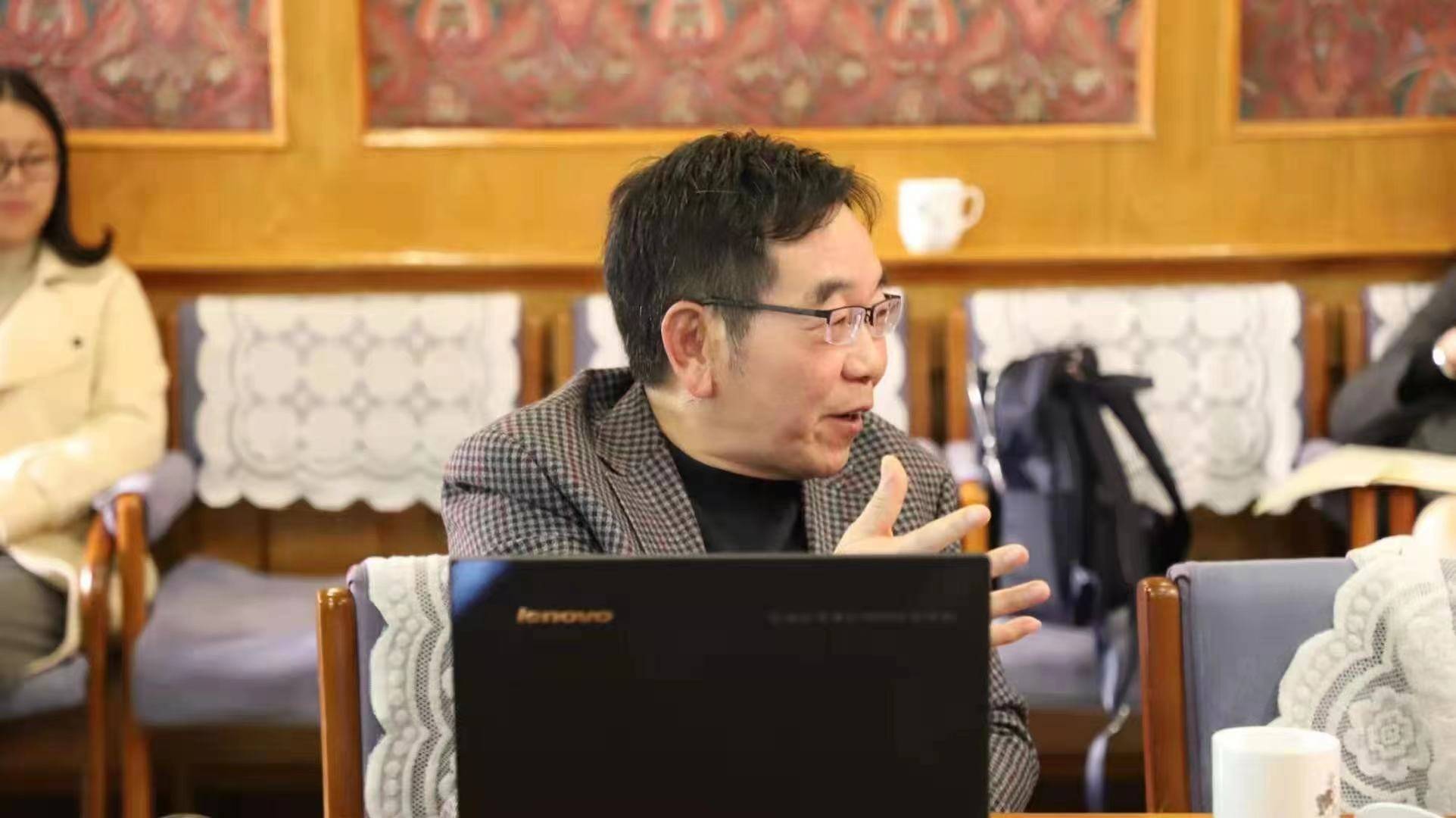 毕业致辞走红后:相信“善良能辟邪”的历史学教授反对讲官话