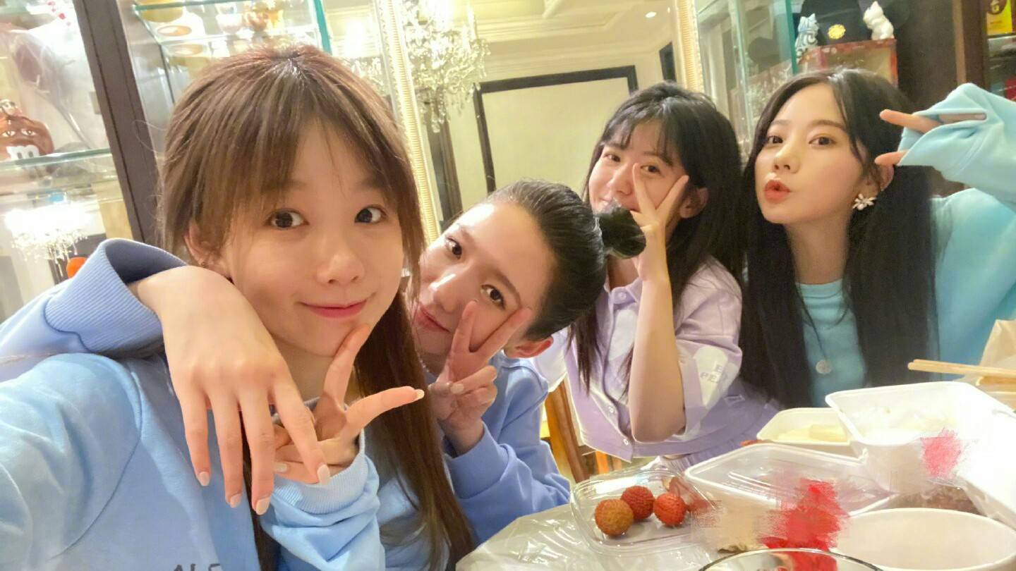 孟美岐赖美云张紫宁徐梦洁加盟听说很好吃炒粉幸福到上头