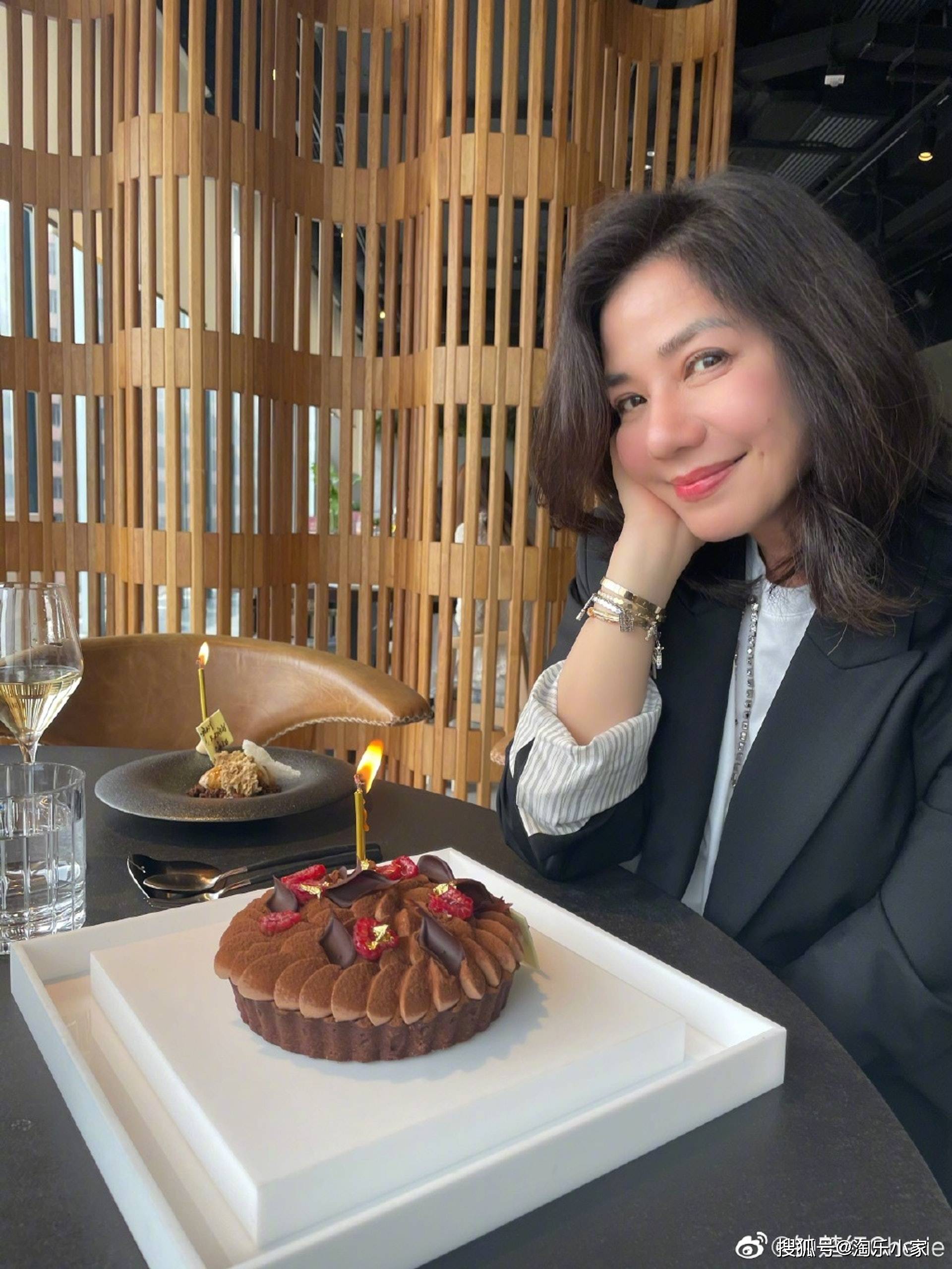 钟楚红19岁参选港姐尽展完美体态,谦虚谈自己的美貌:每样都差一点