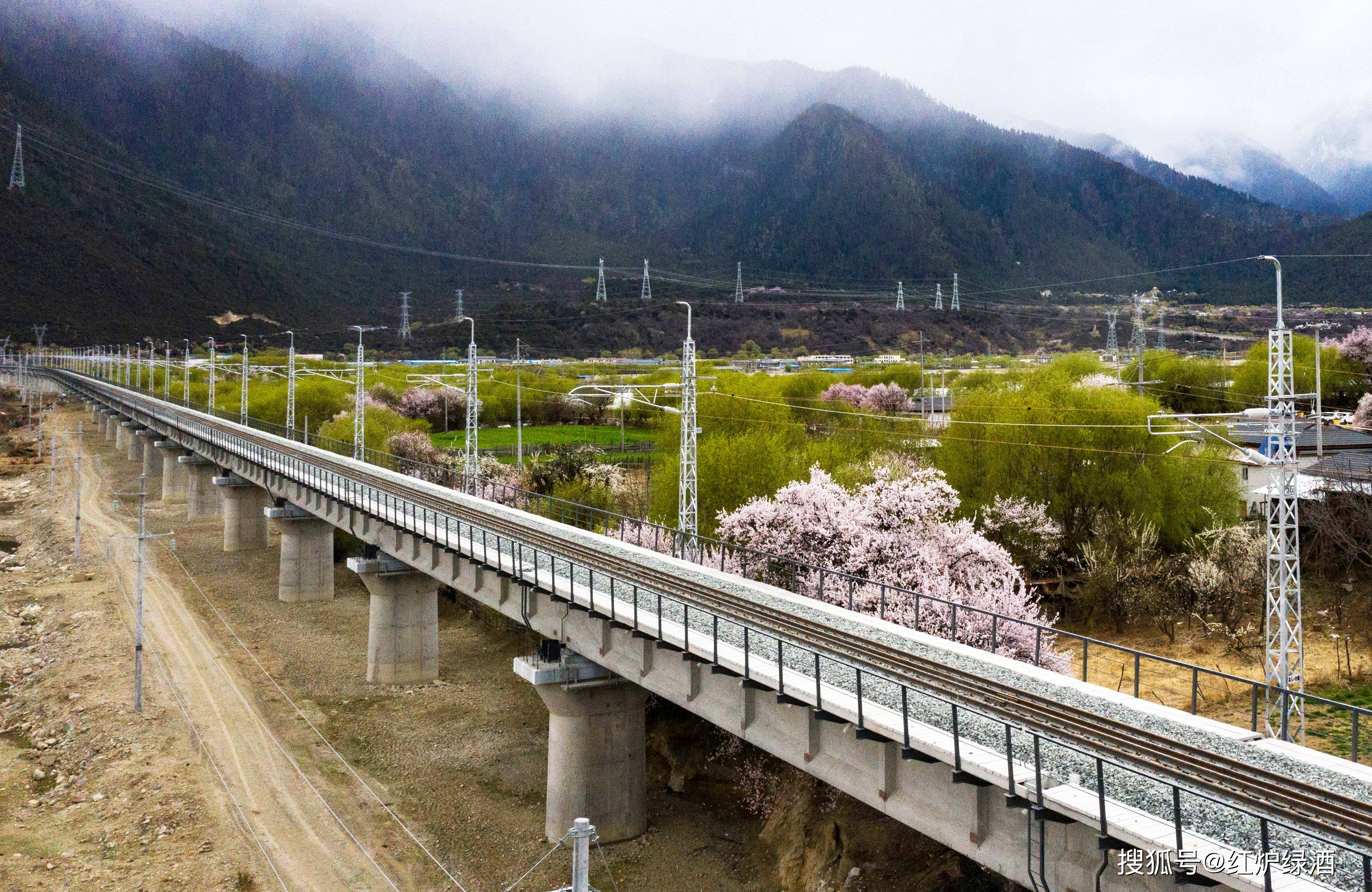 复兴号搬上青藏高原,3000米海拔的拉林铁路完成通车,此处应该有掌声