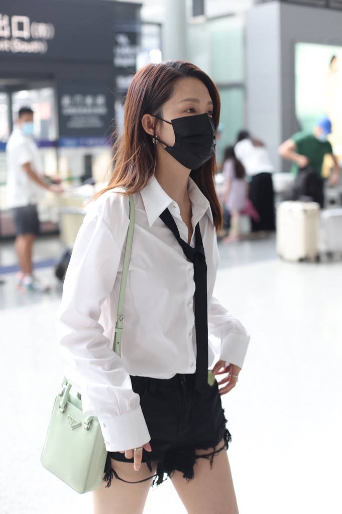 李沁身穿白衬衫系黑领带长发披肩慵懒惬意