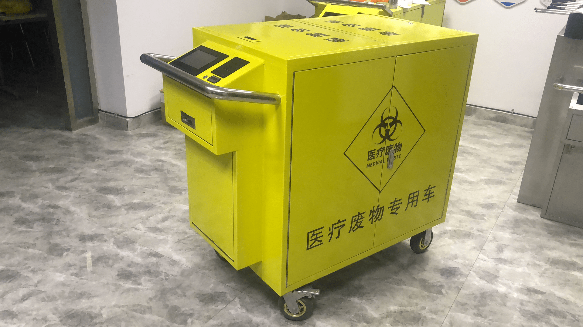 医废收集车配合医在线回收管理系统,使每袋医疗废物都贴有二维码可