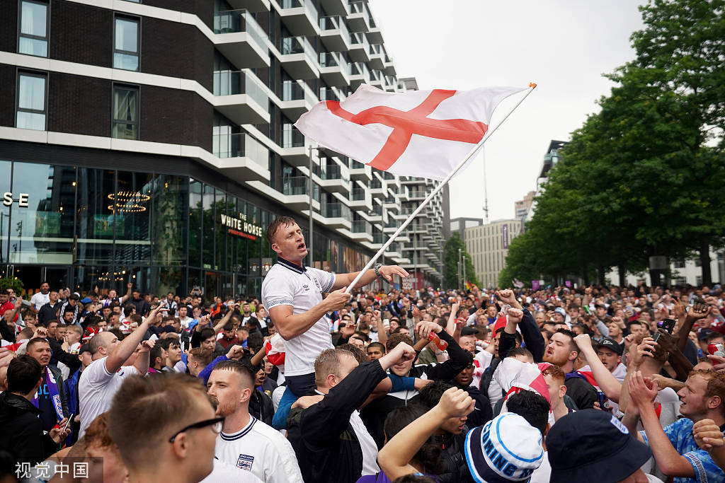 高清:英格兰vs德国 球迷挥舞旗帜为主队助威