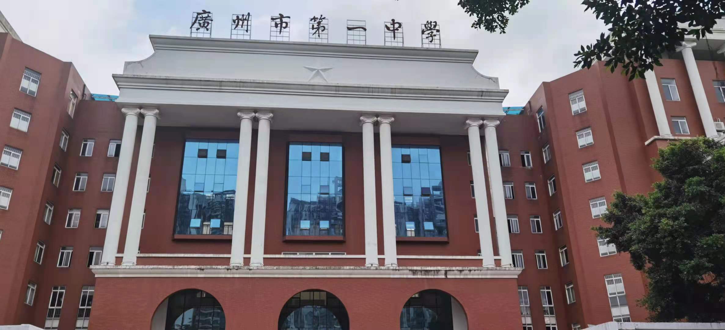 好的灯光让球场更有高级感惟亚蒂之广州一中足球场灯光项目圆满落幕