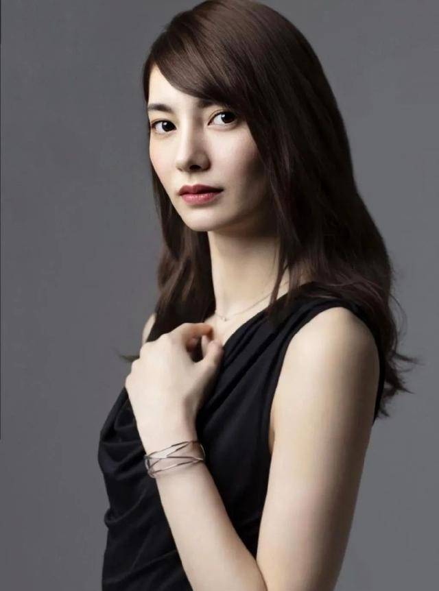 身份成谜女明星成丰田豪门太子妃撞脸赫本却偏爱好嫁风
