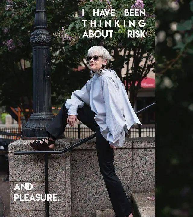 她就是67岁时尚博主lyn slater,不仅是老师,还是犯罪学博士,社会学的