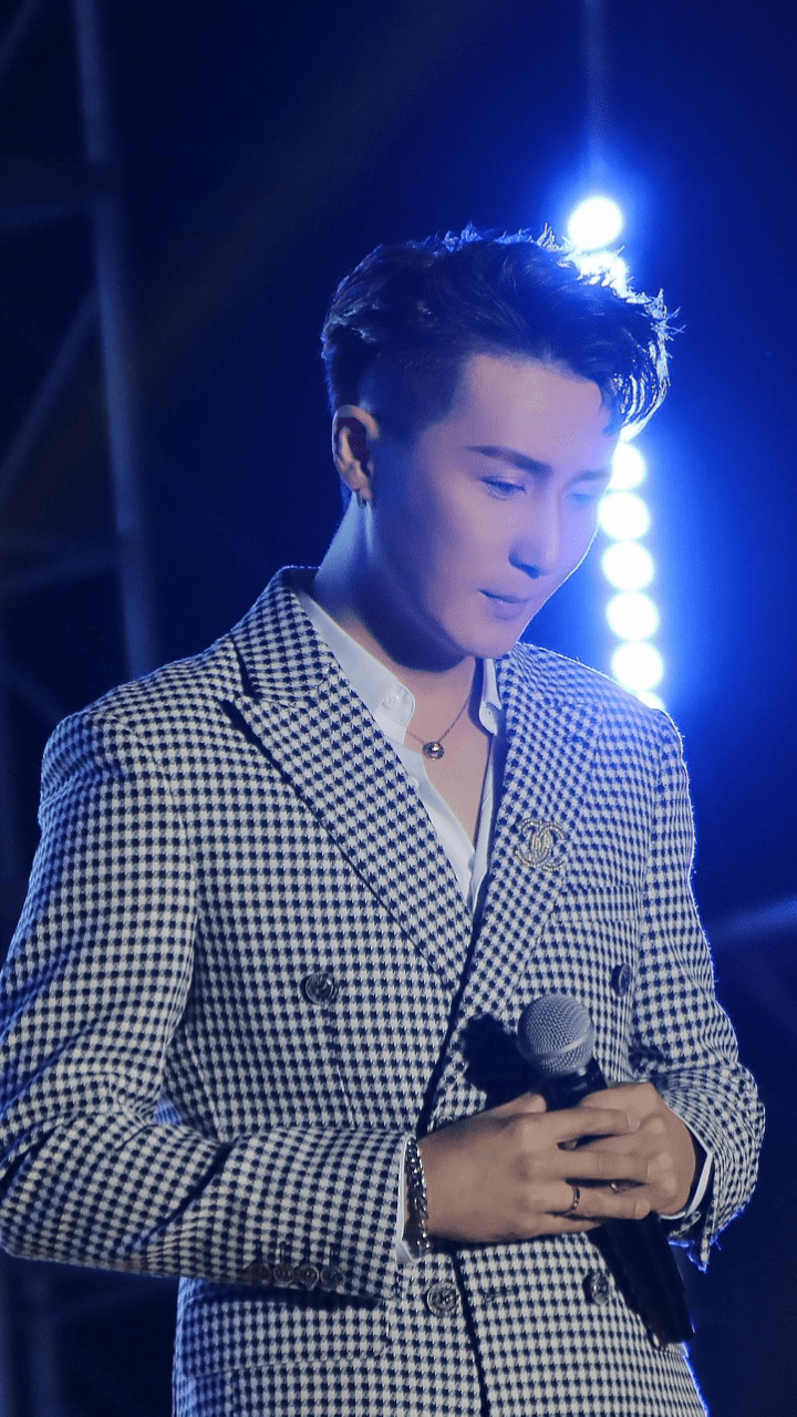 歌手演员章磊唱响河北地质大学华信学院毕业晚会