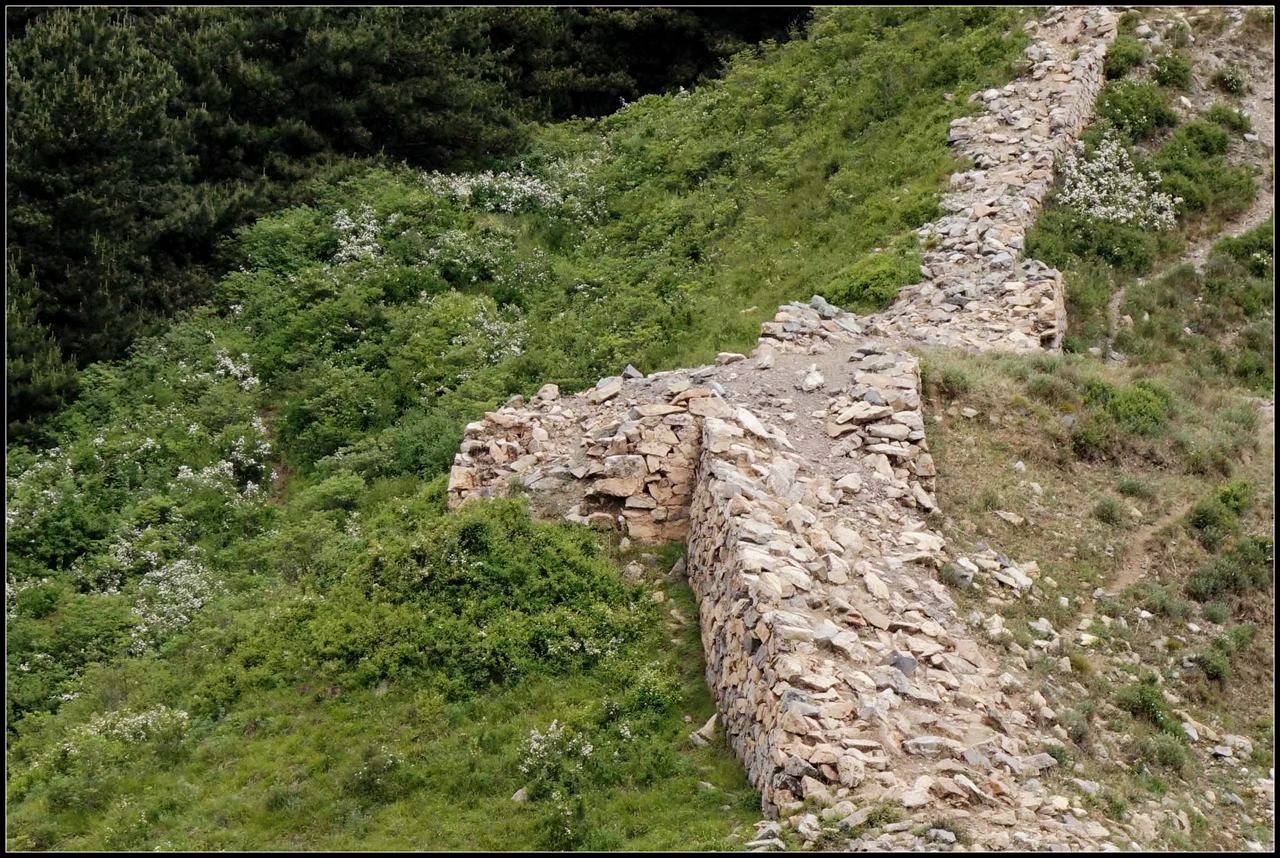 回看走过的城墙,可以看出城墙外侧(北侧)有一道明显人工修挖过的土坎