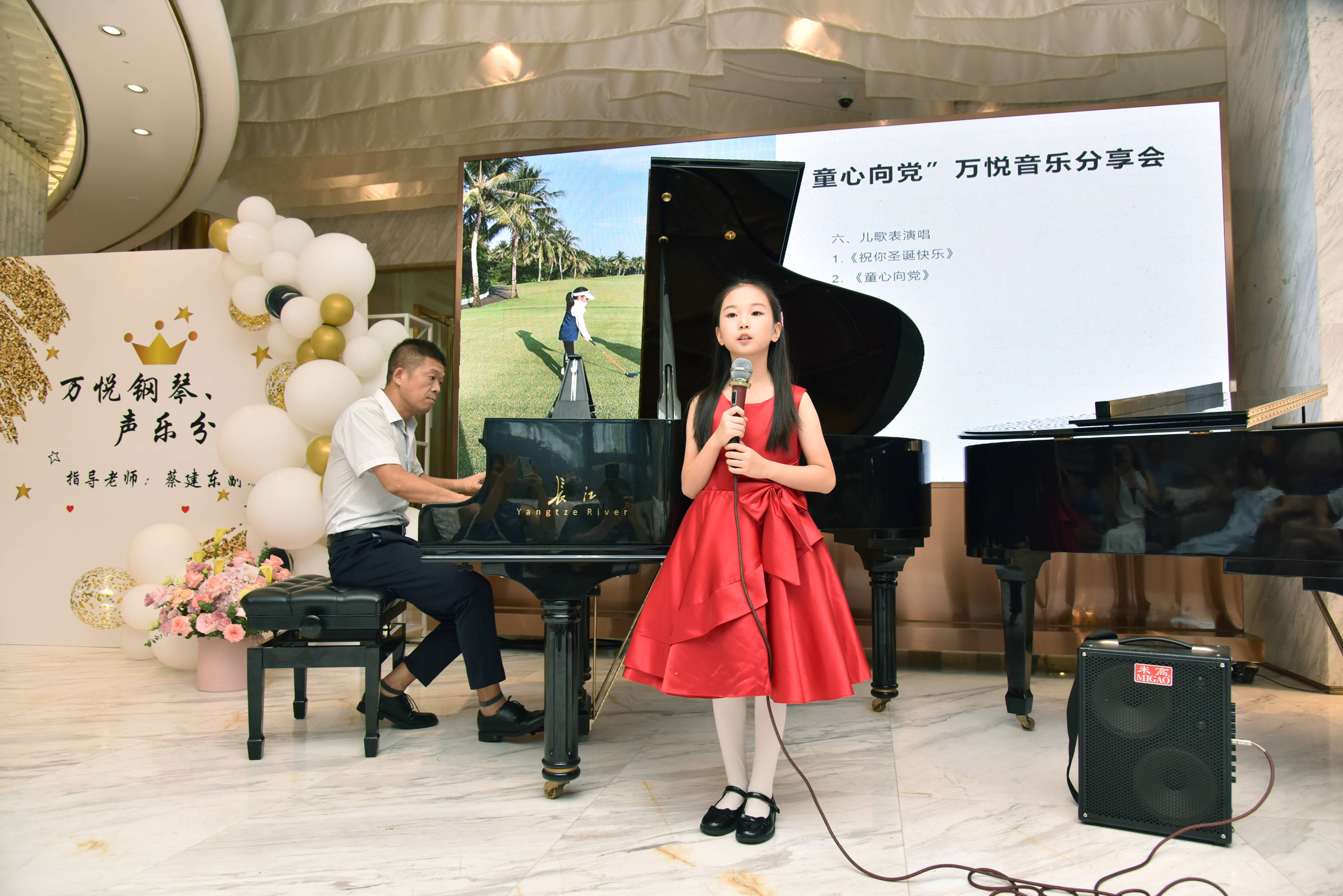 万悦钢琴声乐分享会举行引来众多学生和家长围观