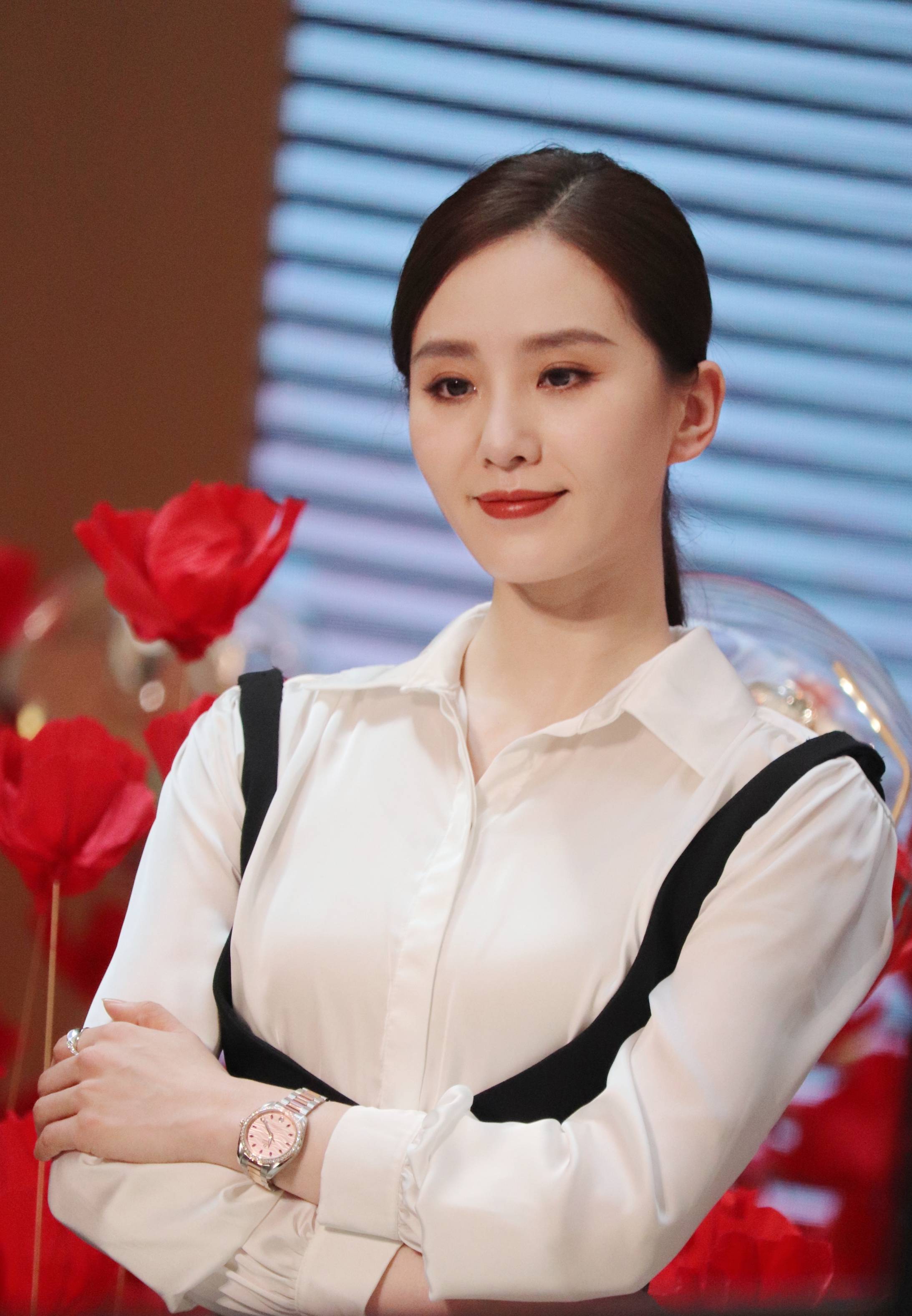 2021年7月6日,上海,刘诗诗出席腕表活动,她身穿白衬衫搭配黑色背带