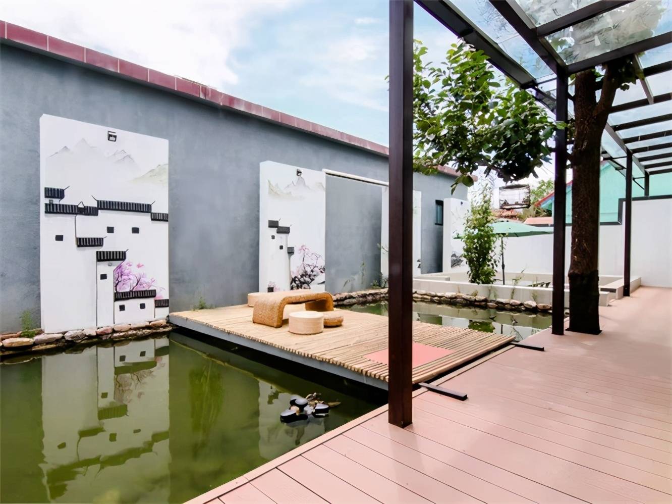 毗邻石林峡景区,小院仿照万科第五园建造,徽派建筑,属于新中式建筑