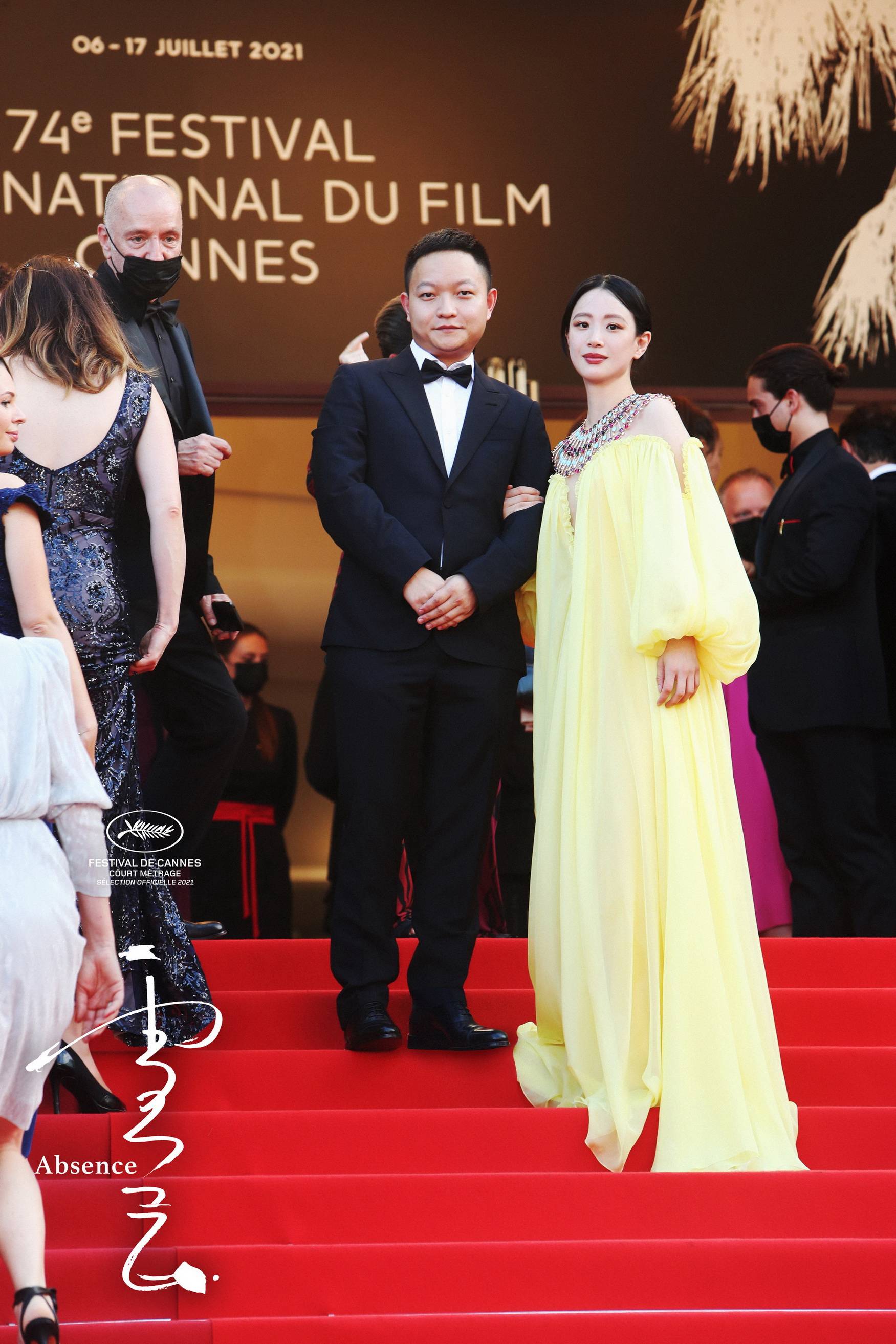 导演邬浪携主演李梦亮相戛纳电影节开幕红毯电影雪云开启短片金棕榈