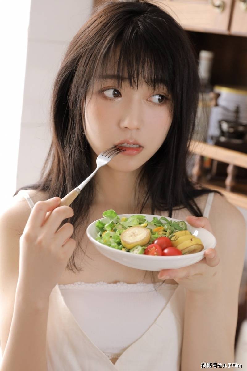 性感美女时尚写真:早安少女吊带白裙香肩美腿,清纯甜美可爱迷人!