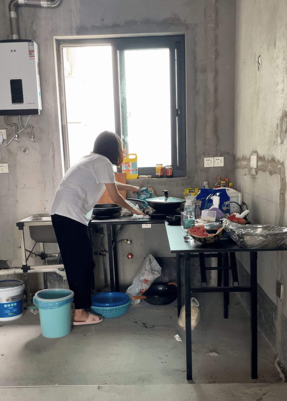 女孩回应花十年积蓄入住毛坯房：羡慕能上大学的人-搜狐大视野-搜狐新闻
