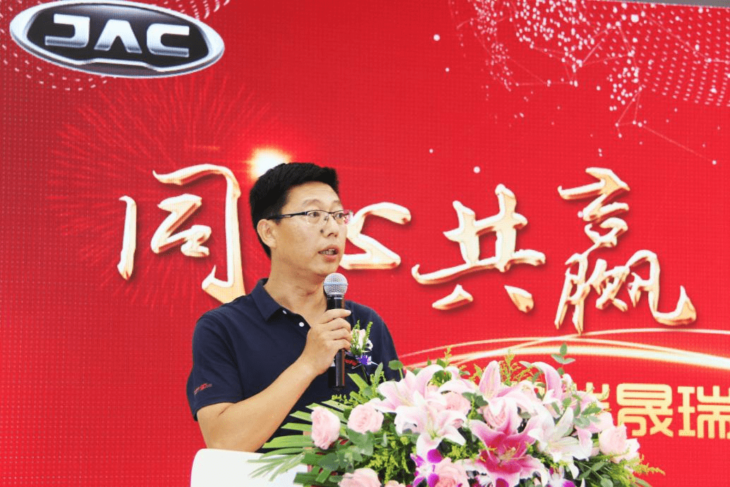 江淮汽车商务车公司总经理罗世成先生与沈阳鑫和瑞晟董事长邱云海先生