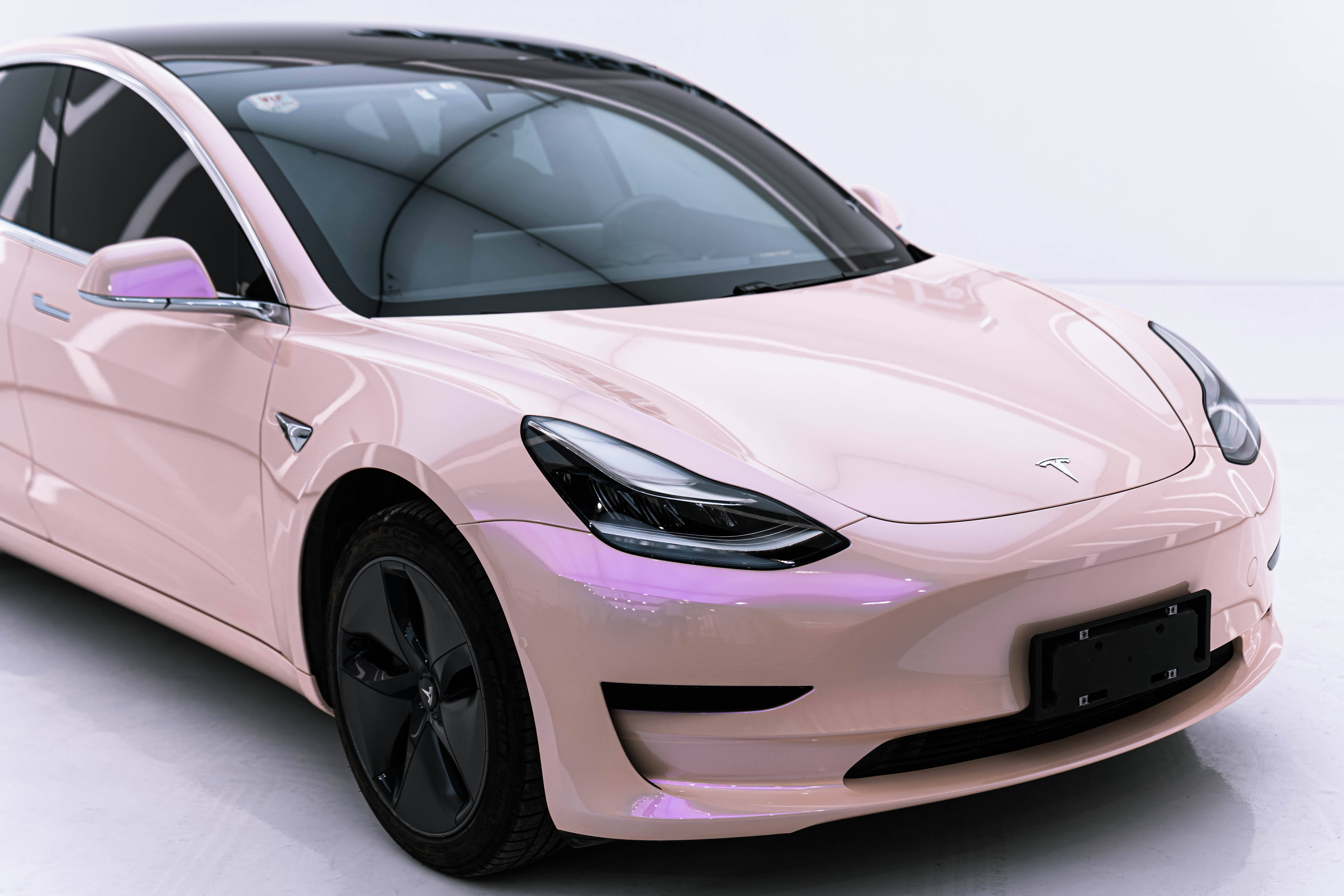 特斯拉选颜色加价高等车时间漫长贴改色膜就可以啦