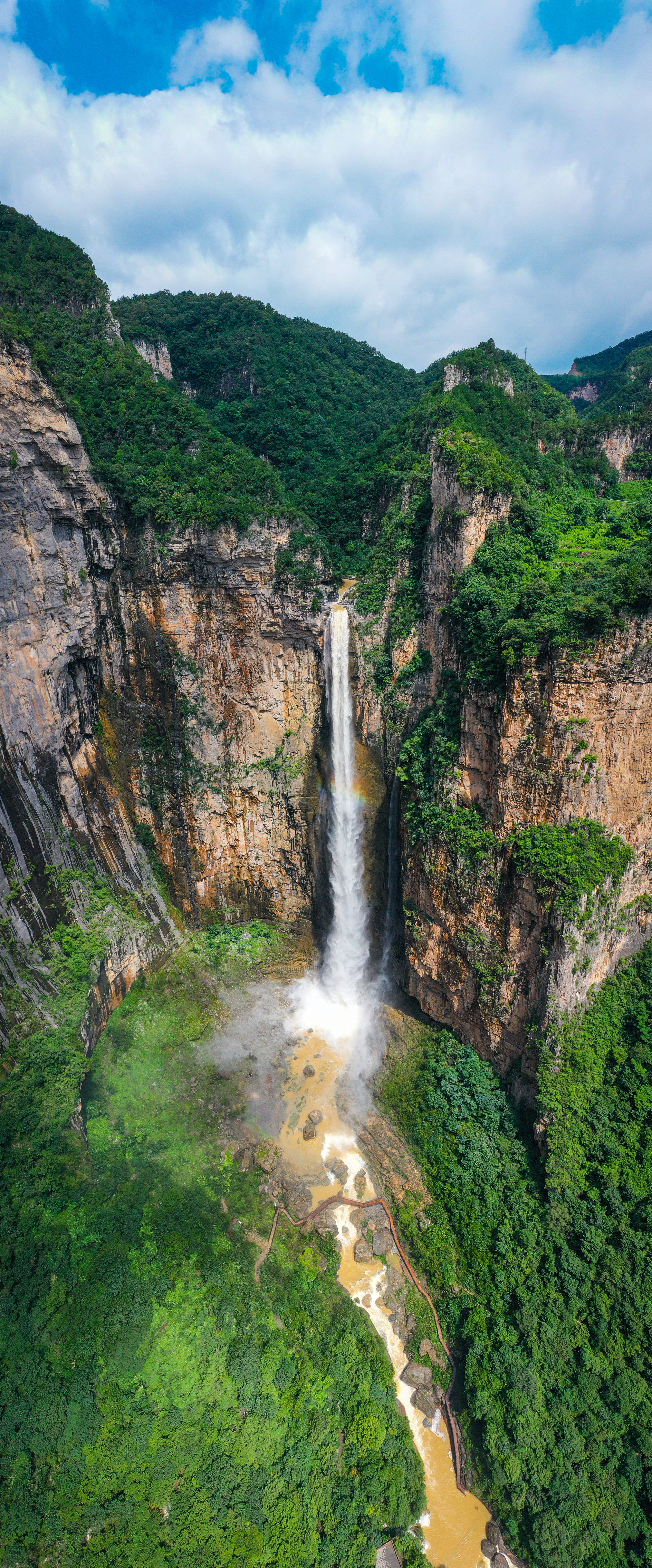 除了云台天瀑,在云台山的山间峡谷瀑布成群,溪泉流瀑合奏出一曲绝妙的