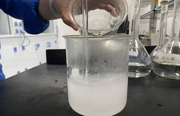 纯碱厂家纯碱水一般理解为碳酸钠的水溶液,碳酸钠与水生成na2co3·10