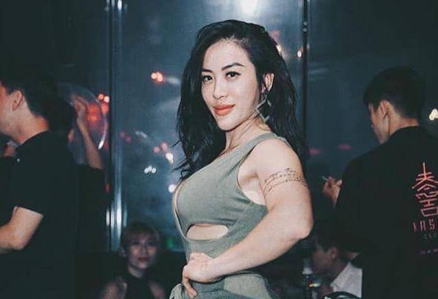 越南辣妈钟爱健身,单手抱娃轻而易举_蒂娜生