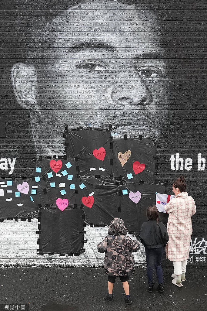 拉什福德壁画遭破坏泄愤 暖心路人贴便签送鼓励