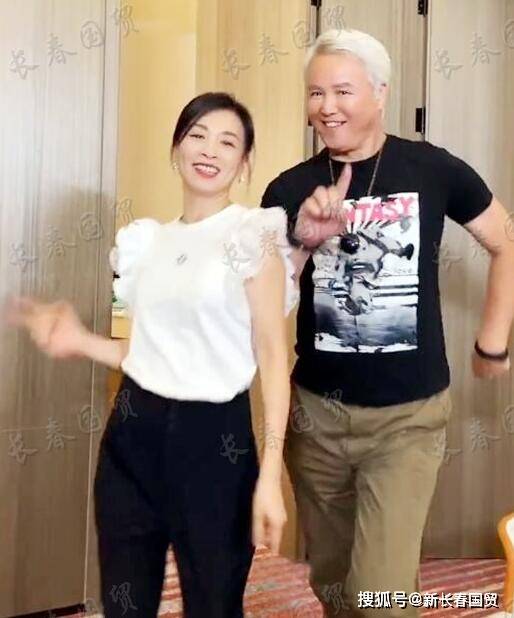 舞姿|张庭夫妇同框跳舞画面曝光,61岁老公扭腰晃胯妖娆抢镜