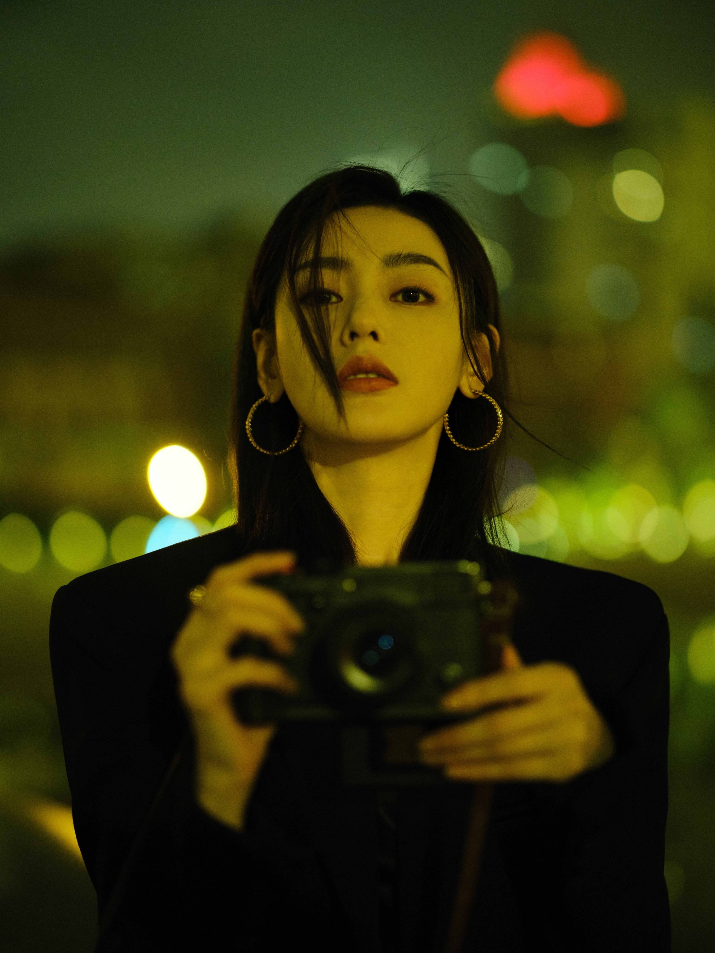 张天爱分享街头港风大片暮色渐浓卷进温柔夜色