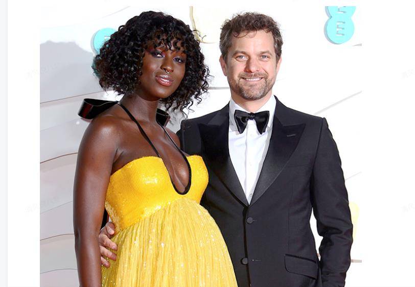 夫妇|乔什·杰克逊身着史诗般的 T 恤他的“道森性格”