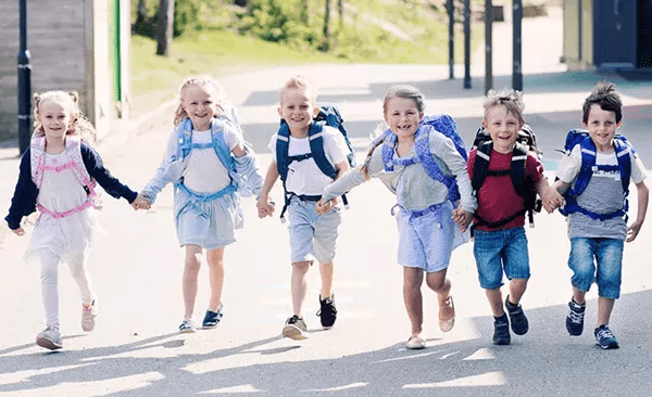 带着|孩子到幼儿园又哭又闹，家长连哄带骗，不如提前做好这些准备